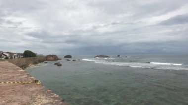 Galle, Sri Lanka, taş duvar boyunca dalgalı deniz manzaralı