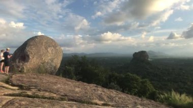 Sigiriya, Sri Lanka, 25 Kasım 2019, taş uçurumun kenarındaki turistler.