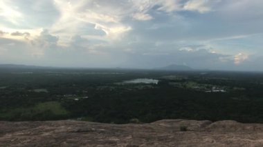 Sigirya, Sri Lanka, uzaktaki dağdan görünün.