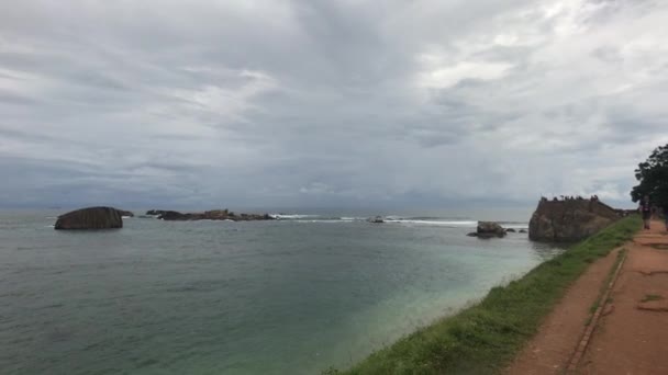 Galle, Sri Lanka, denizdeki büyük taşlara bakın. — Stok video