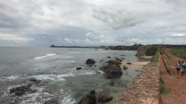 Galle, Sri Lanka, olas furiosas contra la pared — Vídeos de Stock