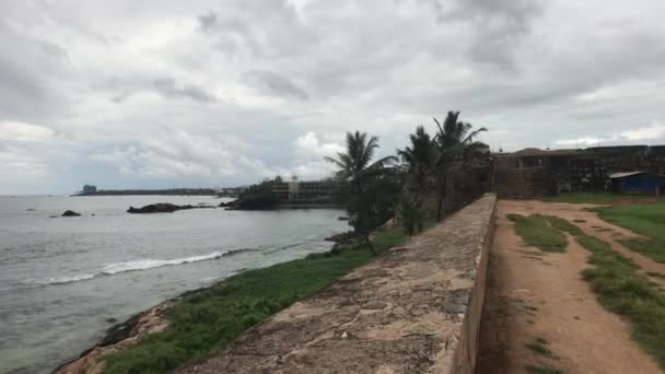 Galle, Sri Lanka, borde de la pared a lo largo del paseo marítimo — Vídeos de Stock