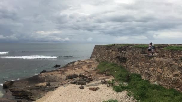 Galle, Sri Lanka, havsvågor nära fästningen — Stockvideo