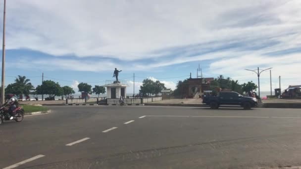 Matara, Sri Lanka, 25 november 2019, Strandweg, monument voor de soldaat vanaf kruispunt — Stockvideo