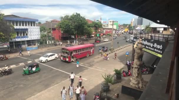 Matara, Sri Lanka, 25 de novembro de 2019, Old Tangalle Rd, grande tráfego e turistas que vão para a estação — Vídeo de Stock