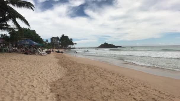 Mirissa, Sri Lanka, deniz manzaralı sahilde sakin bir hava. — Stok video