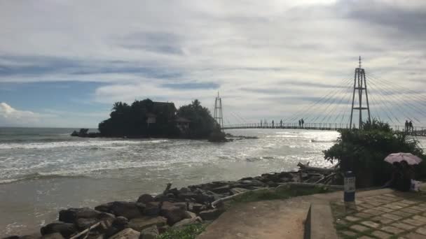 Matara, Sri Lanka, 25 november 2019, Strandweg, toeristen op de brug naast de waterkant — Stockvideo