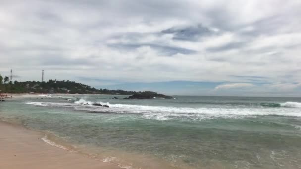 Mirissa, Sri Lanka, plage et surf de mer de loin  