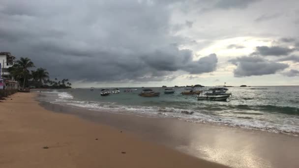 Hikkaduwa, Sri Lanka, stormachtige lucht op het strand — Stockvideo