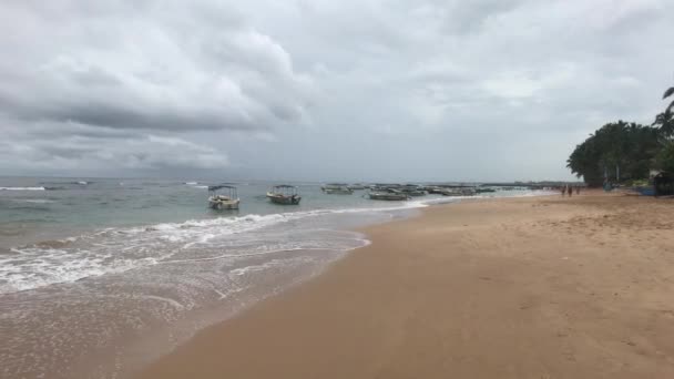 Hikkaduwa, Sri Lanka, piaszczysta plaża morska — Wideo stockowe