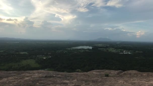 Sigirya, Sri Lanka, uzaktaki dağdan görünün. — Stok video