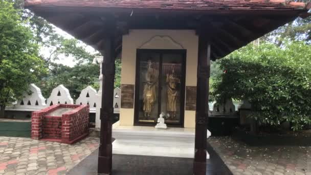 Kandy, Sri Lanka, un edificio de oración en los terrenos del templo — Vídeos de Stock