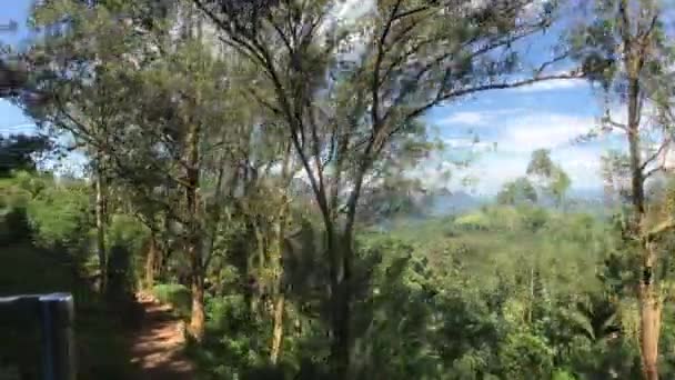 Ella, Sri Lanka, berglandschap over de weg — Stockvideo