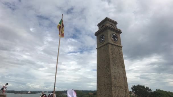 Galle, Sri Lanka, torre del reloj con bandera — Vídeo de stock