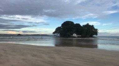 Weligama, Sri Lanka, kıyıya yakın bir ada.