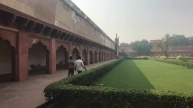 Agra, Hindistan, 10 Kasım 2019, Agra Kalesi, turistler eski duvarın gölgesinde yürür.