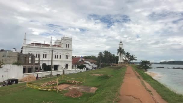 Galle, Sri Lanka, uitzicht op de kerk vanuit het fort — Stockvideo