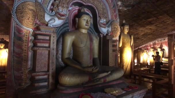 Dambulla, Sri Lanka, 25 novembre 2019, Tempio delle Grotte di Dambulla, Statua di Buddha con turisti Parte 8 — Video Stock