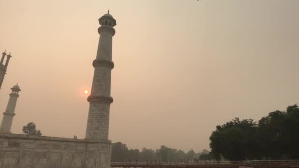 Agra, Indie, 10. listopadu 2019, Taj Mahal, východ slunce na pozadí věže — Stock video