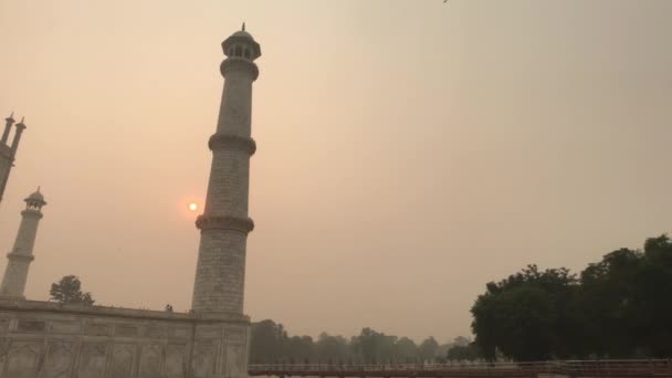 Agra, India, November 10, 2019, Taj Mahal, sunrise against the backdrop of the tower — Stockvideo