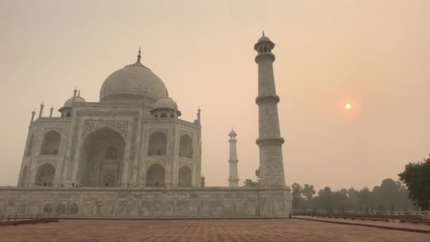 Agra, Ινδία, 10 Νοεμβρίου 2019, Taj Mahal, τζαμί με πύργο στην ανατολή του ηλίου — Αρχείο Βίντεο