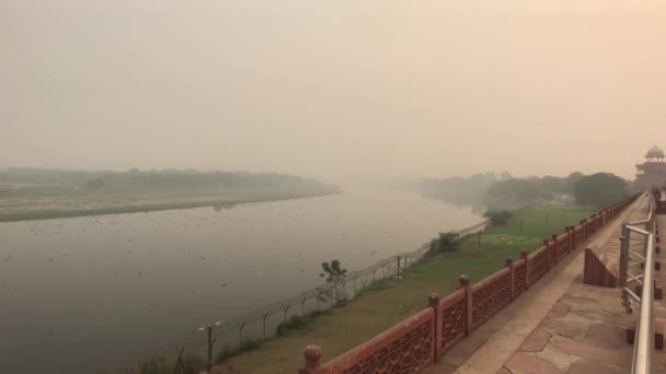 Agra, Indien, 10. November 2019, taj mahal, Touristen beobachten den Sonnenaufgang am Fluss — Stockvideo