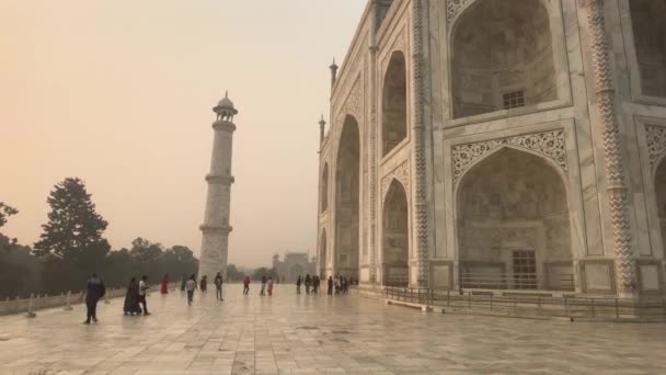 Agra, Indien, 10. November 2019, taj mahal, Touristen gehen auf das Gelände in der Nähe der Moschee — Stockvideo