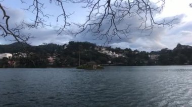 Kandy, Sri Lanka, akşam gölü. Tapınakta çardağın kenarından.