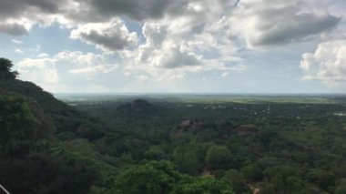 Mihintale, Sri Lanka, uzaktaki güzel bulutlar