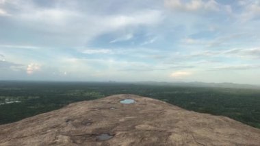 Sigirya, Sri Lanka, uzaktaki dağdan görünüm bölüm 2