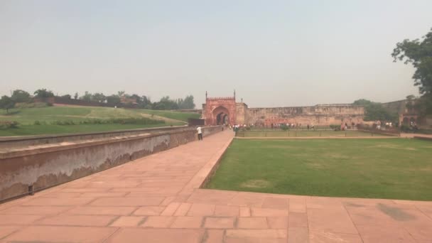 Agra, India, 10 de noviembre de 2019, Agra Fort, hermoso edificio antiguo de piedra roja parte 2 — Vídeo de stock