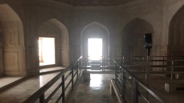 Agra, Indien, 10 november 2019, Taj Mahal, passage innanför moskén — Stockvideo