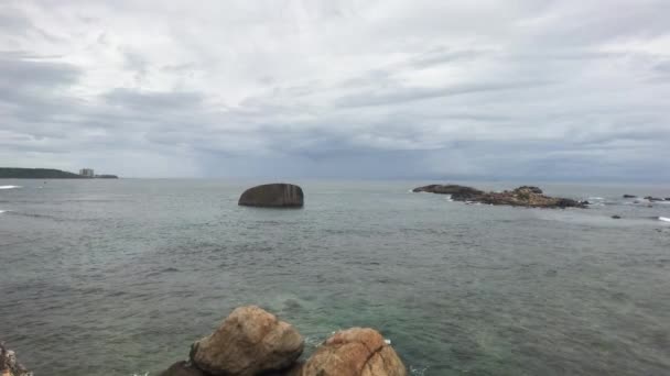 Galle, Σρι Λάνκα, πέτρες και κύματα κοντά στο φρούριο — Αρχείο Βίντεο