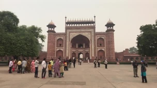 Agra, Indie, 10. listopadu 2019, Taj Mahal, skupina turistů před návštěvou mešity — Stock video