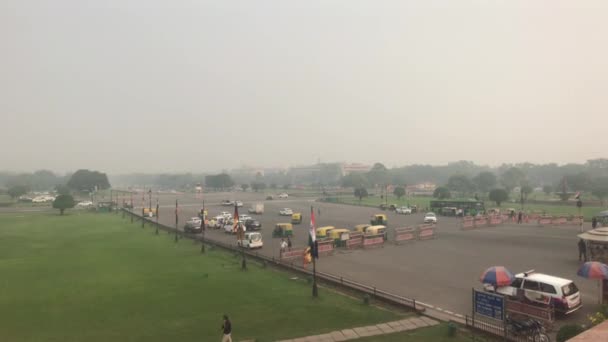 Nueva Delhi, India, 11 de noviembre de 2019, calle con turistas a pie y vehículos de espera — Vídeo de stock