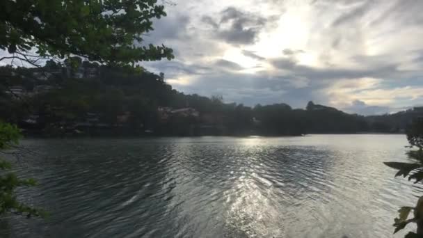 Kandy, Sri Lanka, pôr do sol com nuvens no lago — Vídeo de Stock