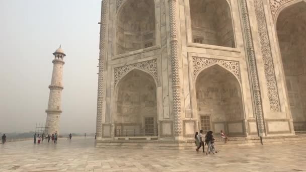 Agra, Índia, 10 de novembro de 2019, Taj Mahal, grupos de turistas caminham perto da mesquita — Vídeo de Stock