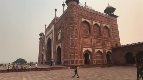 Agra, India, 2019. november 10., Taj Mahal, turisták mennek a mecset főépületébe — Stock videók