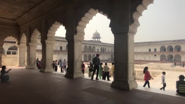 Agra, Indie, 10. listopadu 2019, Agra Fort, dvůr s turisty uvnitř staré pevnosti — Stock video