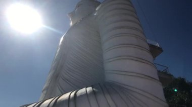 Kandy, Sri Lanka, 25 Kasım 2019, Bahiravokanda Vihara Buda Heykeli.