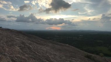 Sigiriya, Sri Lanka, dağda gün batımı