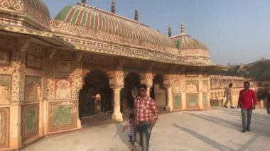 Jaipur, Hindistan, Kasım 05, 2019, Amer Kalesi turistleri eski kalenin 3. bölümünde geziniyorlar.