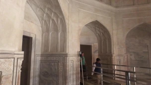 Agra, India, 2019. november 10., Taj Mahal, a turisták vaskorlátok mentén haladnak — Stock videók