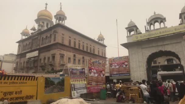 Нью-Дели, Индия, 11 ноября 2019 года, туристы идут по улице, где ведутся ремонтные работы Часть 2 — стоковое видео