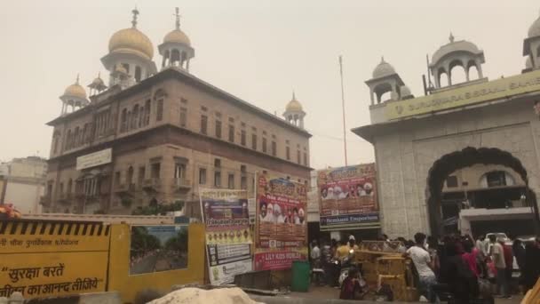 New Delhi, India, 11 novembre 2019, i turisti camminano per la strada dove sono in corso le riparazioni parte 2 — Video Stock