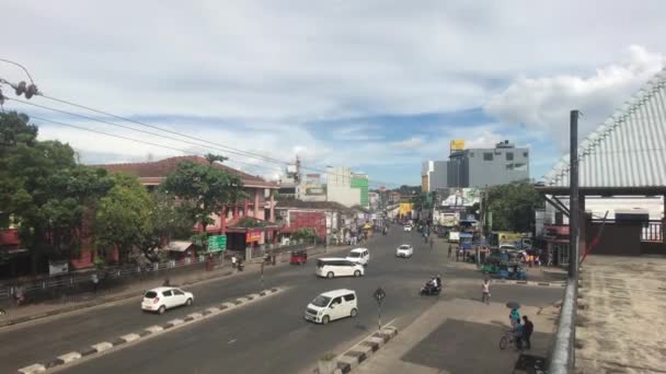 Matara, Sri Lanka, 25 de noviembre de 2019, Old Tangalle Rd, traffic on a city street — Vídeos de Stock