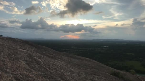 Sigiriya, Sri Lanka, puesta de sol en la montaña — Vídeo de stock