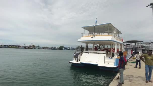 Mirissa, Sri Lanka, fritidsbåt med turist på havet — Stockvideo