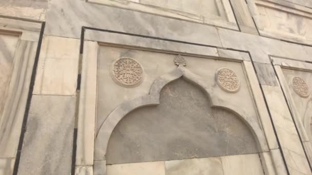 Agra, Hindistan, 10 Kasım 2019, Taj Mahal, caminin duvarında desenler — Stok video