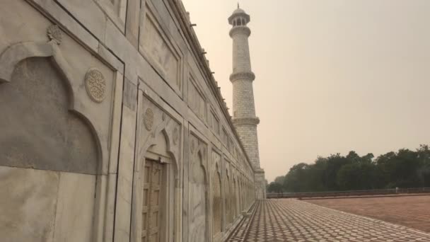 Agra, Indien, 10. November 2019, taj mahal, Mauer entlang des Turms auf dem Moscheegelände — Stockvideo